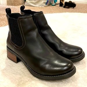 Black Eastland jasmine booties